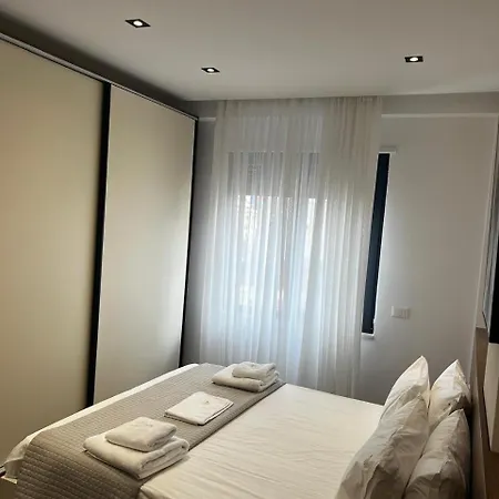 アパート Luxe Haven New Bazzar 4 ティラナ